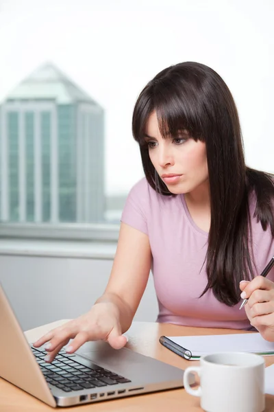 Jonge zakenvrouw met computer — Stockfoto