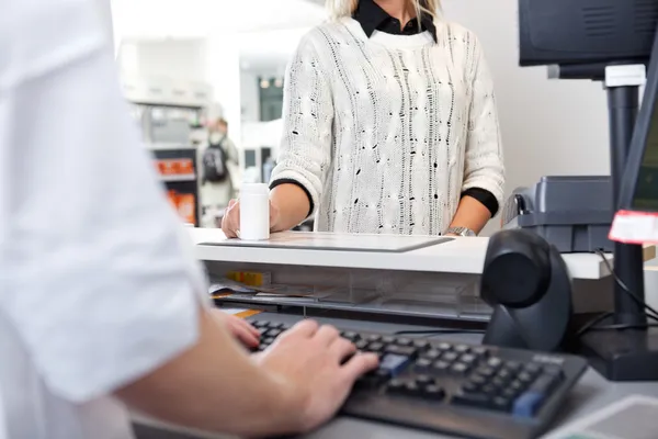 Customer Standing at Checkout Counter — Stock Photo, Image