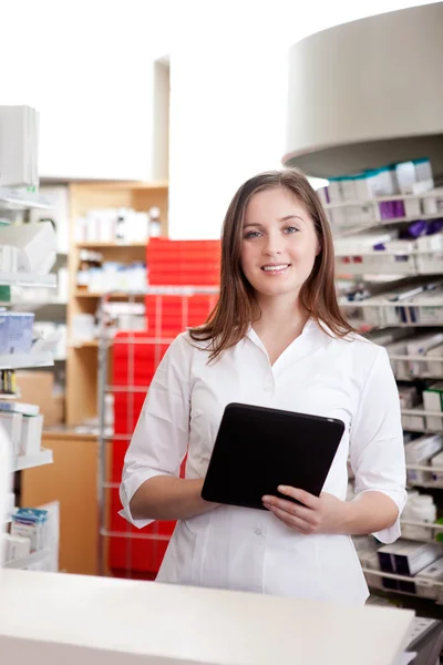 Porträtt av kvinnliga farmaceut hålla TabletPC — Stockfoto