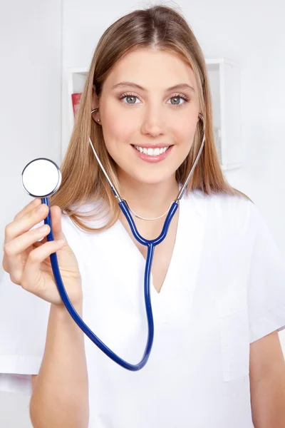 Ženský doktor se stetoskopem — Stock fotografie