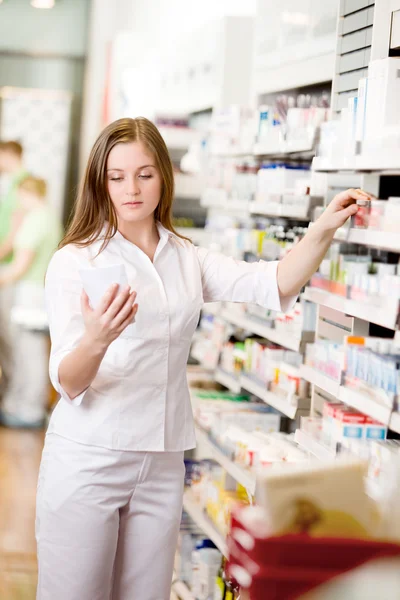 Farmacista guardando prescrizione medica — Foto Stock
