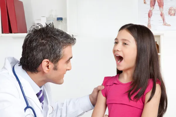 Médico examinar la boca de un niño — Stockfoto