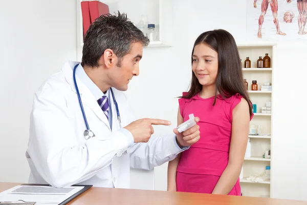 Doctor and Girl Child — Stock Photo, Image