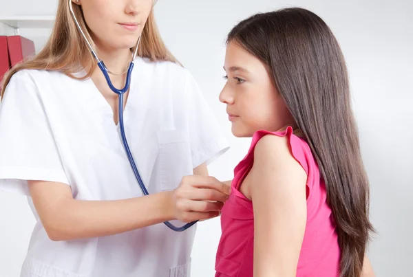 Lékaři vyšetřují dítě v klinice — Stock fotografie