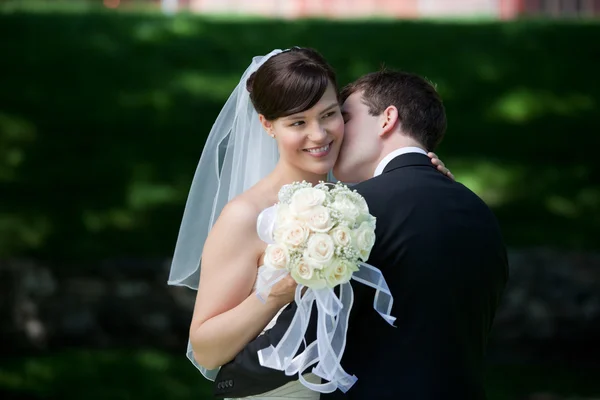 Couple nouvellement marié embrasser — Photo