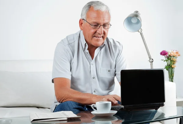 Starší muž pracující na notebooku — Stock fotografie