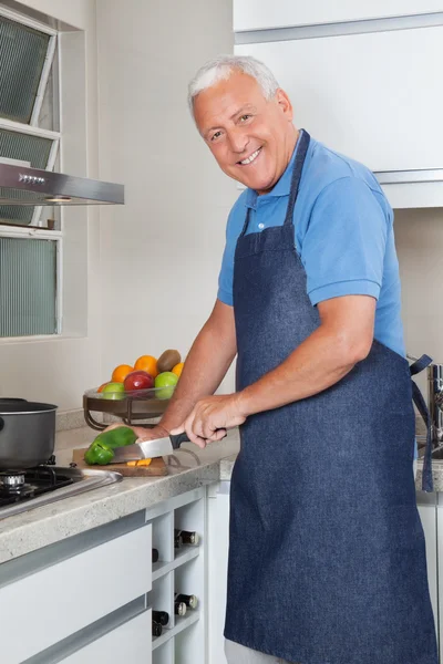 Senior Man Cutting Vegetables — Stock Photo, Image