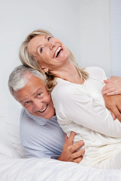 Casal sênior rindo juntos — Fotografia de Stock