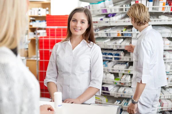 Lékárník účast zákazníka v prodejně — Stock fotografie