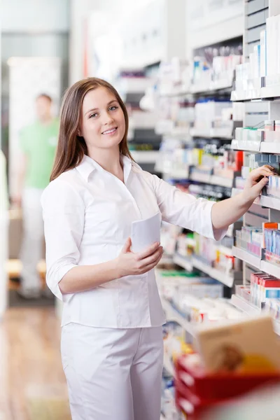 Женщина, стоящая в аптеке — стоковое фото