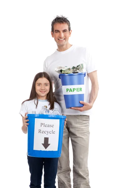 Vader, dochter houden recycleren bin — Stockfoto
