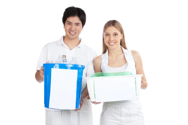 Joven pareja sosteniendo la papelera de reciclaje — Foto de Stock