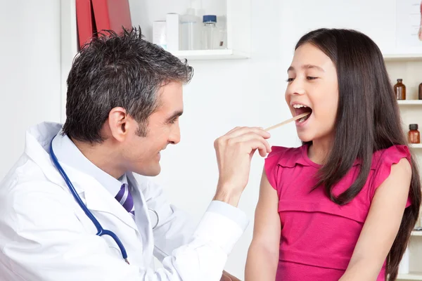 Lekarz bada usta dziecka — Zdjęcie stockowe