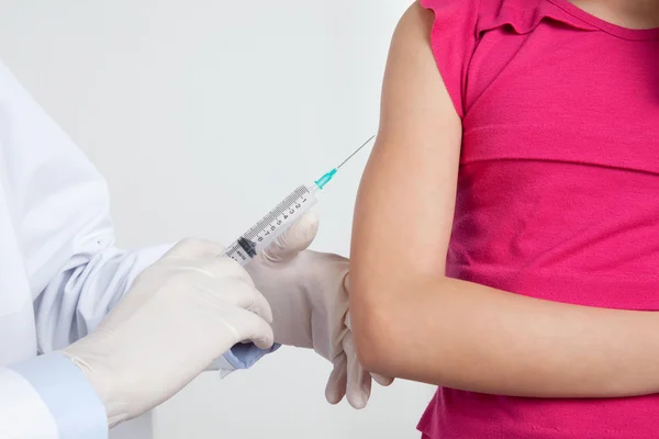 Médecin pratiquant l'injection — Photo