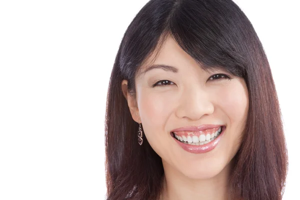 Güzel Asyalı kadın gülümsüyor — Stok fotoğraf