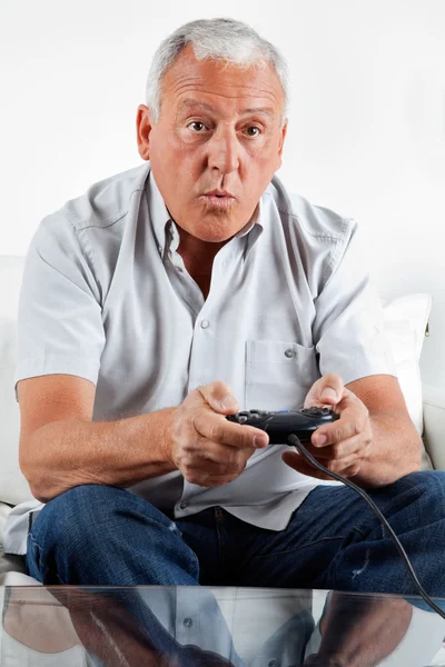 Homme âgé jouant au jeu vidéo — Photo