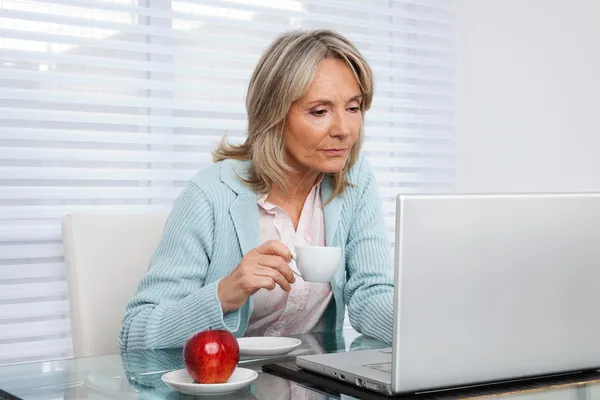 Vrouw werkt op laptop — Stockfoto