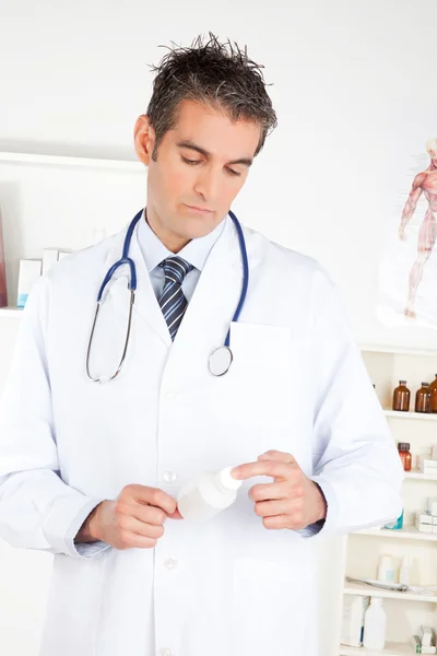 Doctor sosteniendo pastillas botella — Foto de Stock