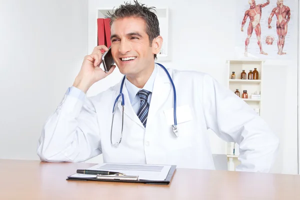 Manliga läkare med mobiltelefon Stockbild