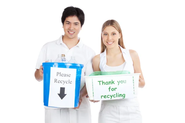 Νεαρό ζευγάρι κρατώντας κάδο ανακύκλωσης — Φωτογραφία Αρχείου