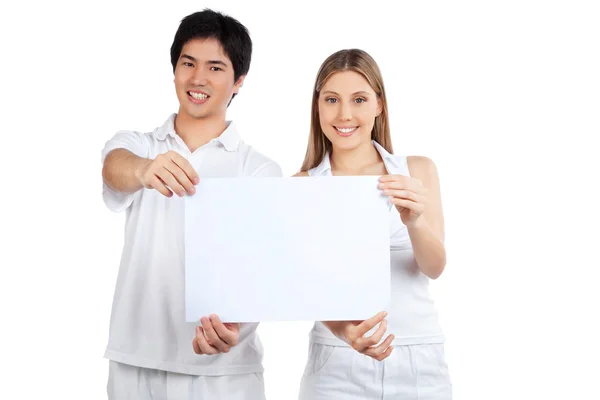 Молодая пара держит пустой плакат — стоковое фото