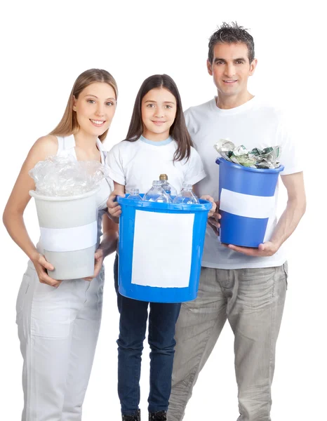 Familia que sostiene la papelera de reciclaje — Foto de Stock