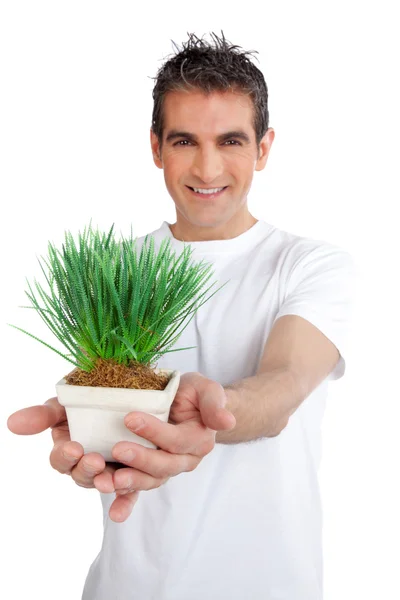 Homem segurando planta em vaso — Fotografia de Stock