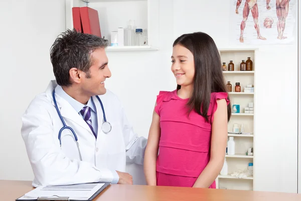 Läkare med unga barn patient — Stockfoto