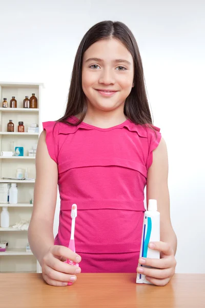 Dziewczynka trzymając szczoteczkę do zębów i zębów pasty — Zdjęcie stockowe