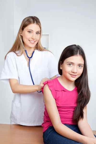 Arzt untersucht Kind in Klinik — Stockfoto