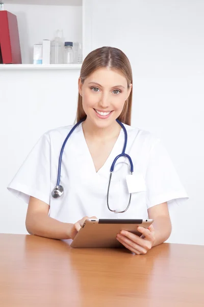 Professionista medico utilizzando tablet digitale — Foto Stock