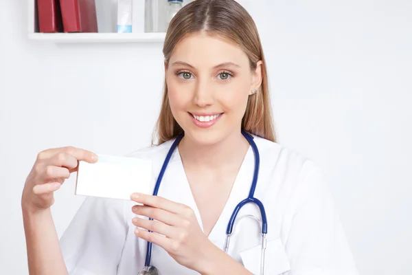Doktor drží paketů medicína — Stock fotografie