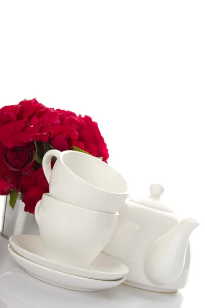 Białe naczynia do herbaty i bukiet róż — Zdjęcie stockowe