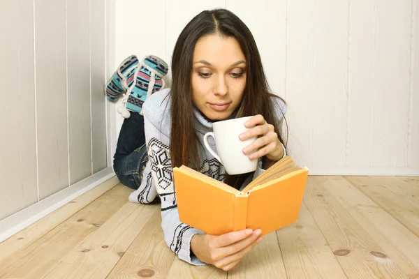 Young woman reads a book — Stock Photo, Image