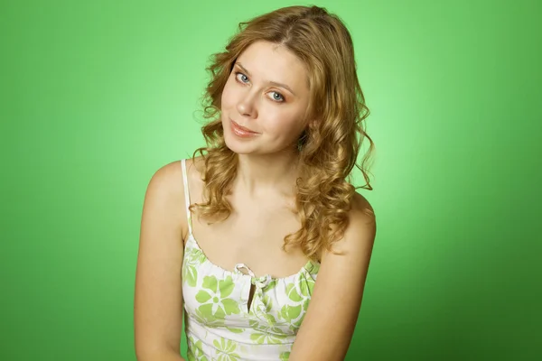 Mooie jonge vrouw op groene achtergrond — Stockfoto
