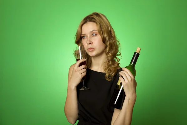 Крупним планом жінка зі скляним червоним вином — стокове фото
