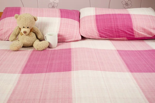 Medvídek v posteli — Stock fotografie