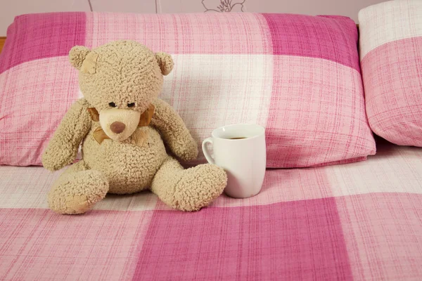 침대에 누워 있는 곰 — 스톡 사진