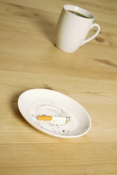 Eine Tasse Kaffee und eine Zigarette — Stockfoto