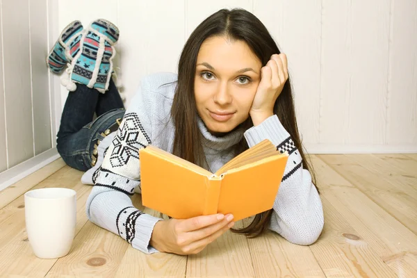 Mujer joven lee un libro — Foto de Stock