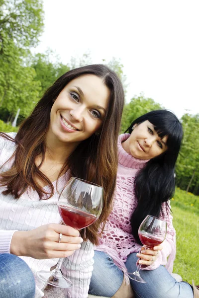 Matka a dcera, pití vína venku — Stock fotografie