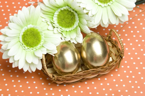 Золоті великодні яйця — стокове фото