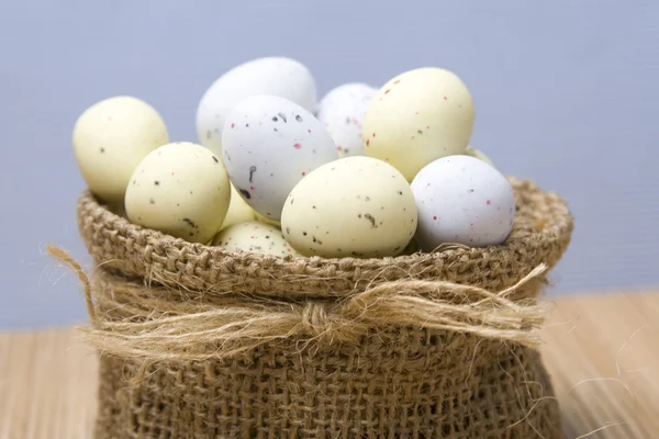 Солодощі у вигляді перепелиних яєць — стокове фото