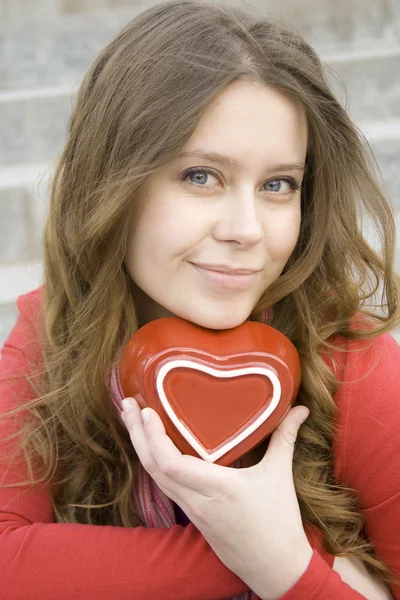 Mulher atraente segurando um coração vermelho — Fotografia de Stock