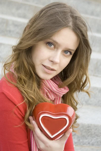 赤いハートを保持している魅力的な女性 — ストック写真