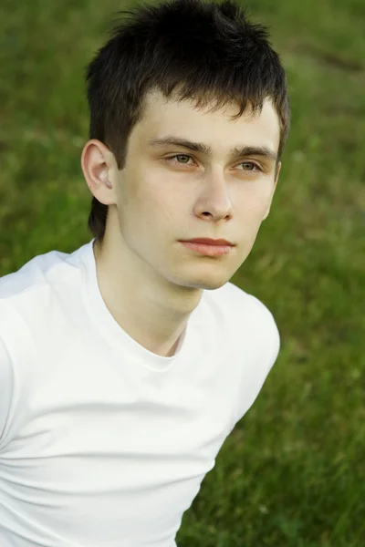 Молодой человек в парке — стоковое фото