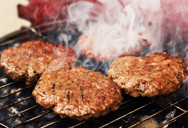 Patties Burger na grill — Zdjęcie stockowe
