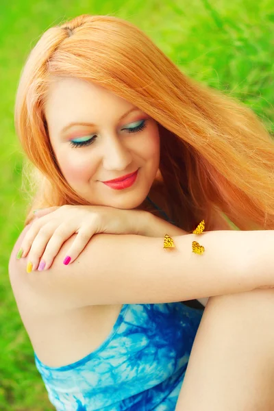 Redhead i en grön äng — Stockfoto