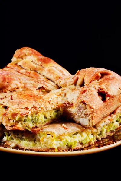 传统的巴尔干韭菜和奶酪饼 — 图库照片