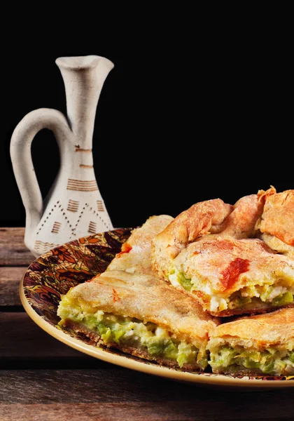 Traditionele huisgemaakte balkan prei en kaas pastei geserveerd met rakija — Stockfoto